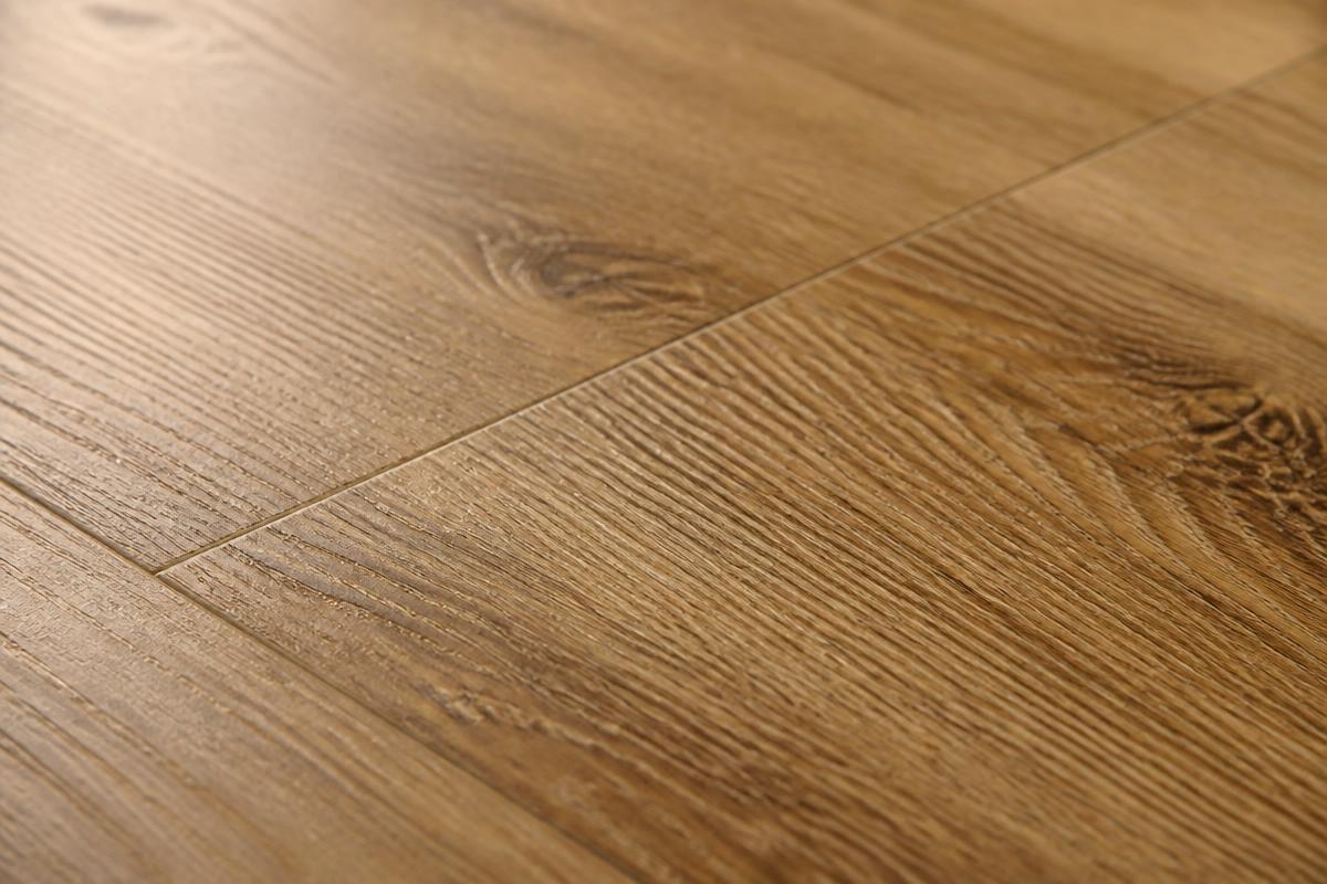 Detalhe da textura do piso vinílico com acabamento fosco e veios naturais